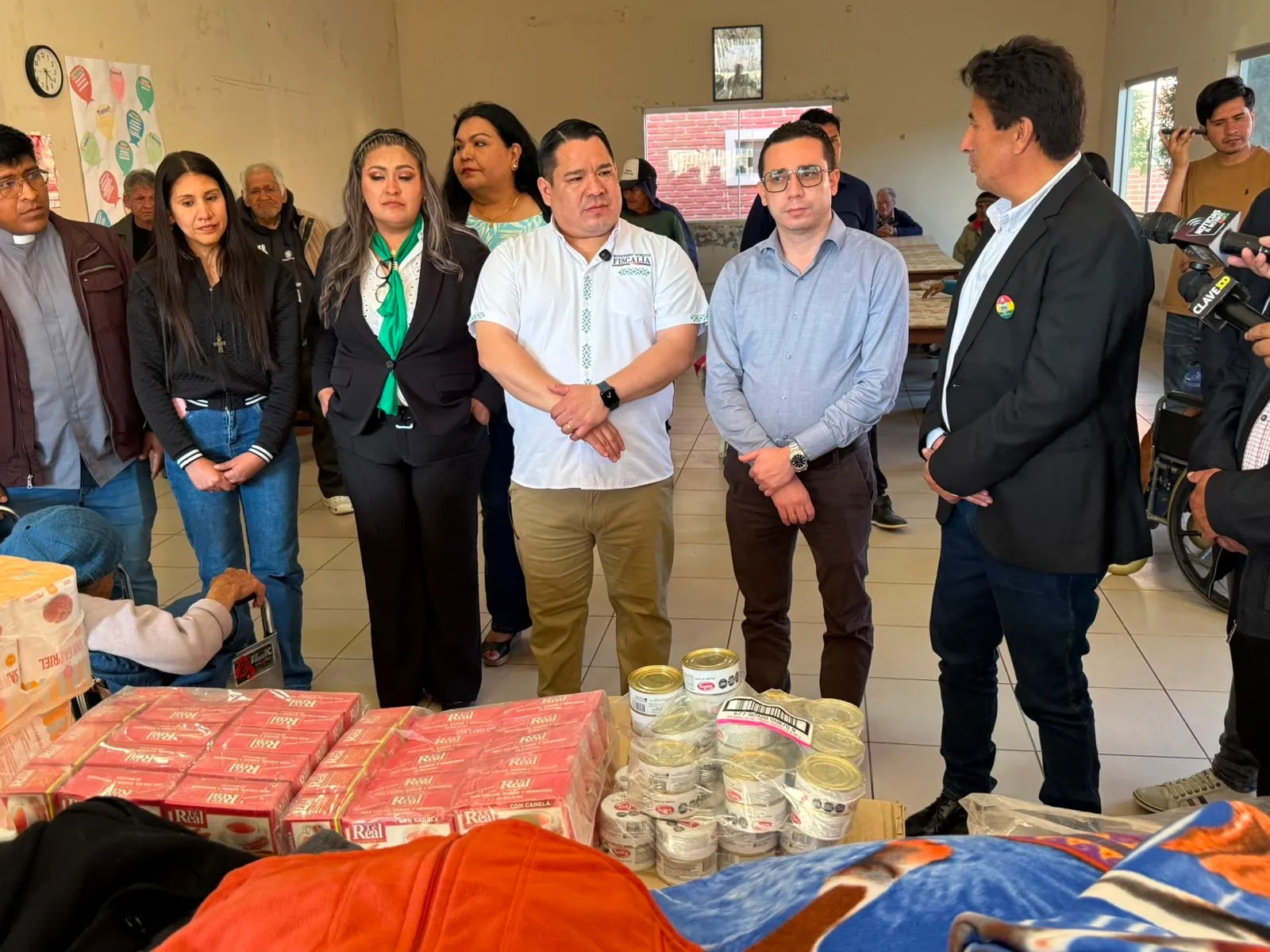 GESTO HUMANO: FISCAL GENERAL ENTREGÓ REGALOS A NIÑOS Y ABUELITO DE VALLEGRANDE 