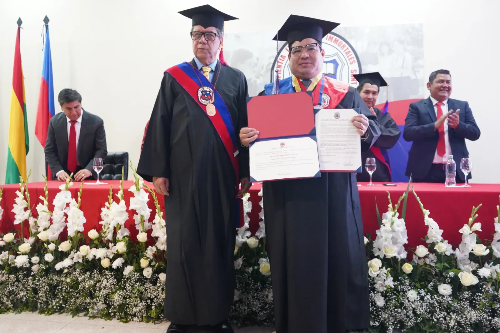 ¡HISTÓRICO RECONOCIMIENTO! UNIVERSIDAD JUAN MISAEL SARACHO OTORGA DOCTOR HONORIS CAUSA AL FISCAL GENERAL DEL ESTADO, ROGER MARIACA MONTENEGRO
