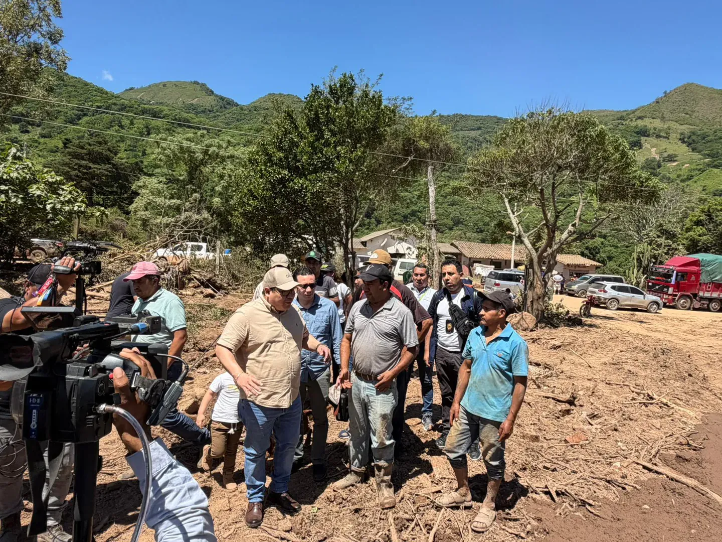 SAMAIPATA: FISCAL GENERAL DEL ESTADO LLEGA HASTA LA COMUNIDAD DE ACHIRA Y ENTREGA AYUDA SOLIDARIA A FAMILIAS AFECTADAS POR LAS LLUVIAS