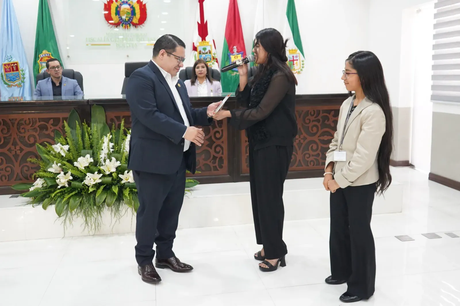 ACTIVISTAS DIGITALES ENTREGAN RECONOCIMIENTO AL FISCAL GENERAL POR SU COMPROMISO CON LA PROTECCIÓN DE NIÑAS, NIÑOS Y ADOLESCENTES EN ENTORNOS DIGITALES