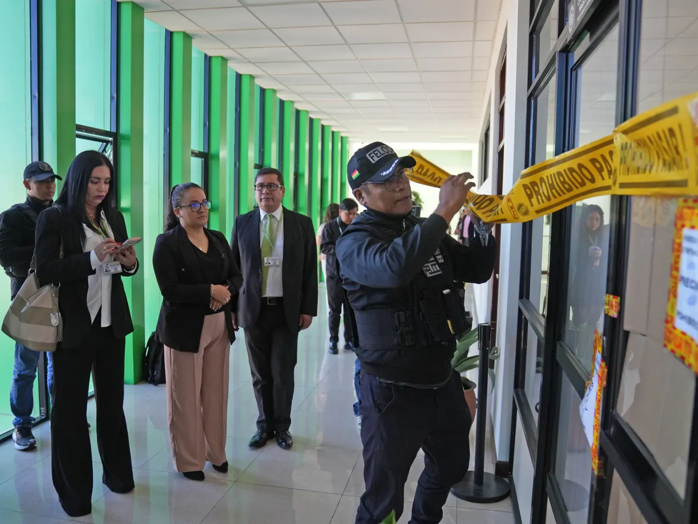 COMISIÓN DE FISCALES REALIZA DILIGENCIA DE DESPRECINTADO EN OFICINAS DE MAGISTRADO CLAURE EN SUCRE