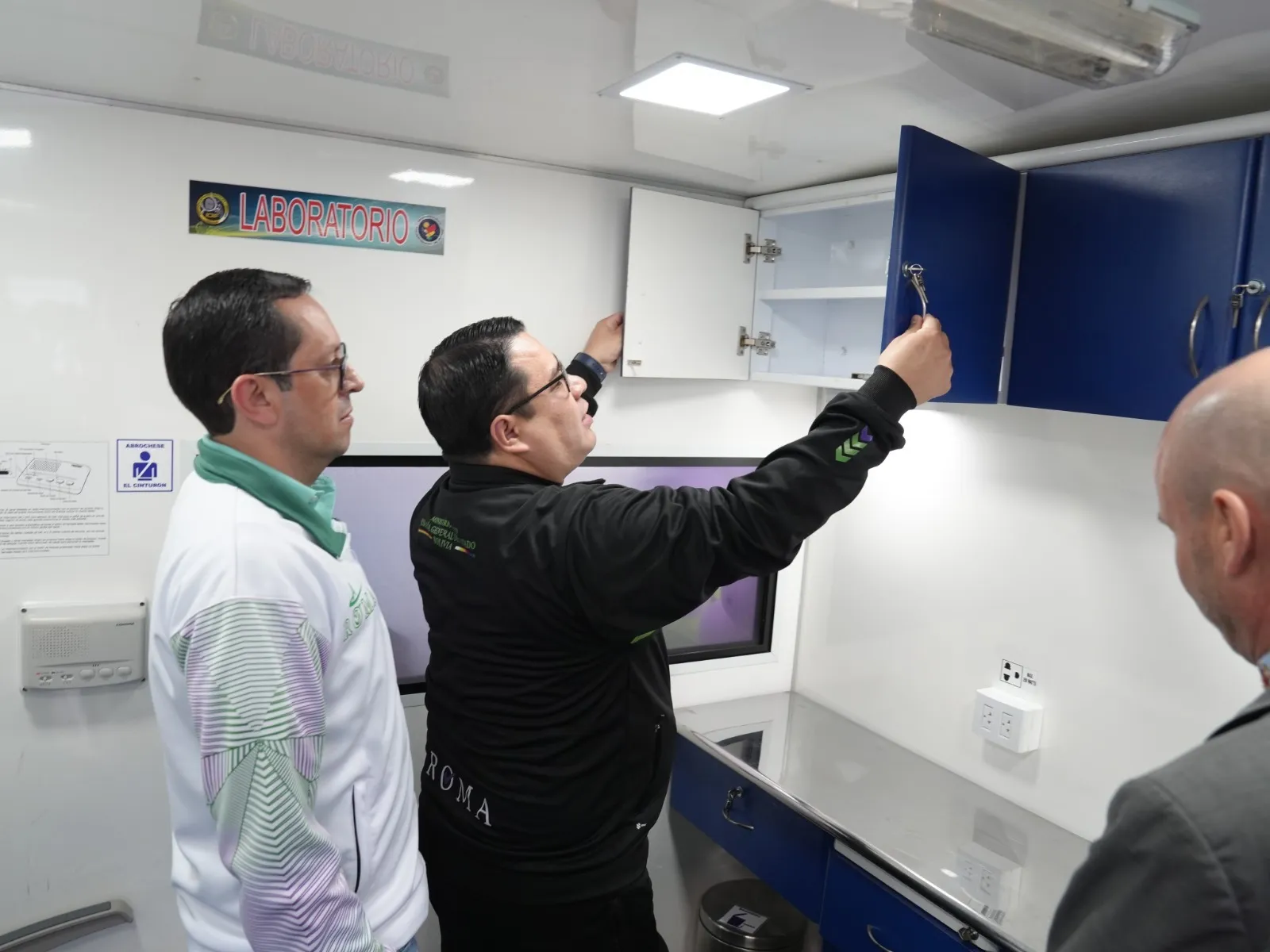 FISCAL GENERAL FORTALECE EL SERVICIO DEL IDIF CON ENTREGA DE UNA CAMIONETA Y UN LABORATORIO FORENSE MÓVIL